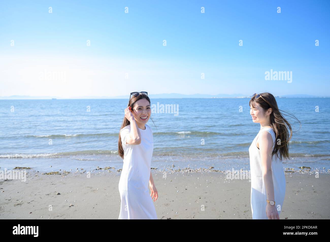 Women walking on the beach hi-res stock photography and images - Alamy