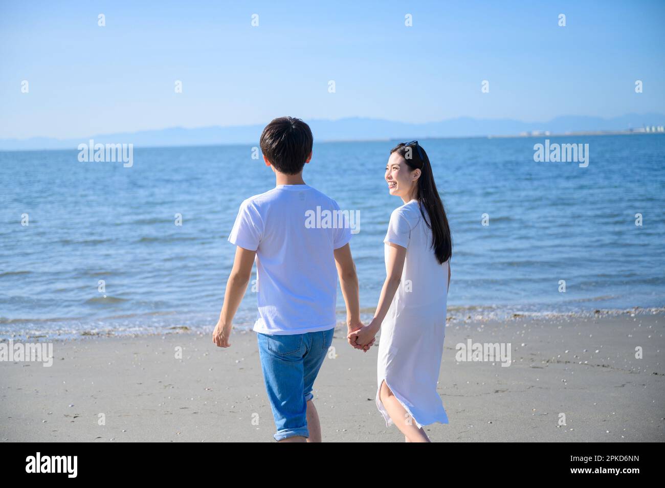 Asian couple walking on sandy hi-res stock photography and images - Alamy