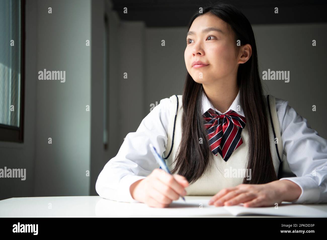 School girl studying hi-res stock photography and images - Alamy