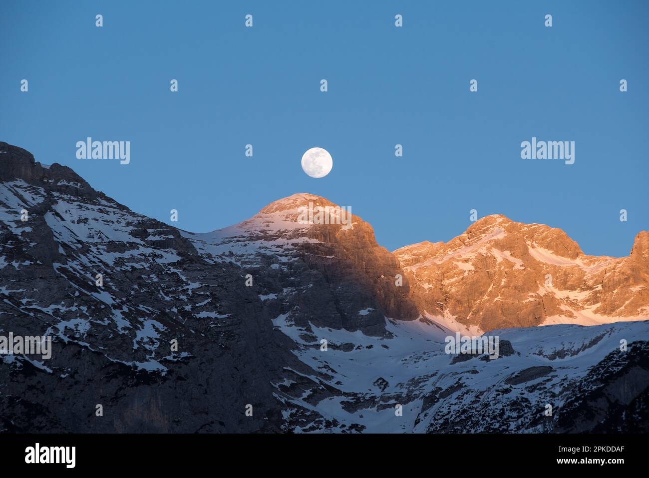 la luna e le montagne delle dolomiti al tramonto Stock Photo