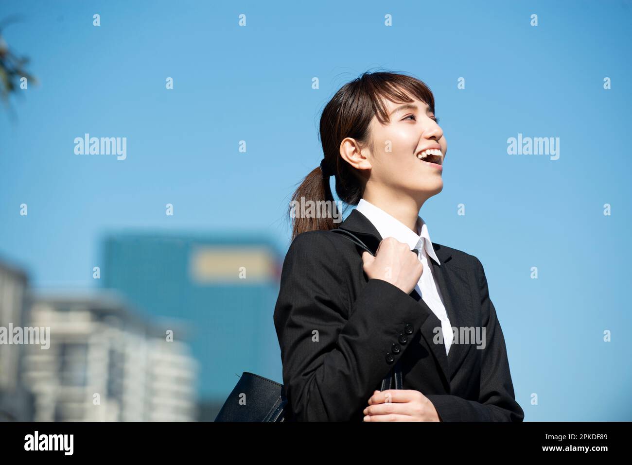 Smiling business woman sky hi-res stock photography and images - Alamy