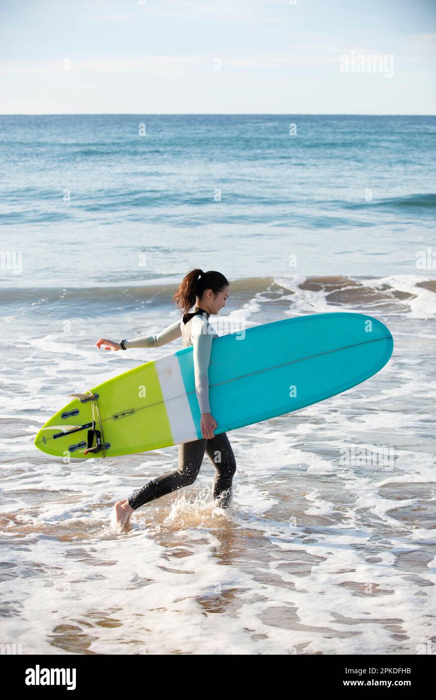 Asian woman surfer wetsuit hi-res stock photography and images - Alamy