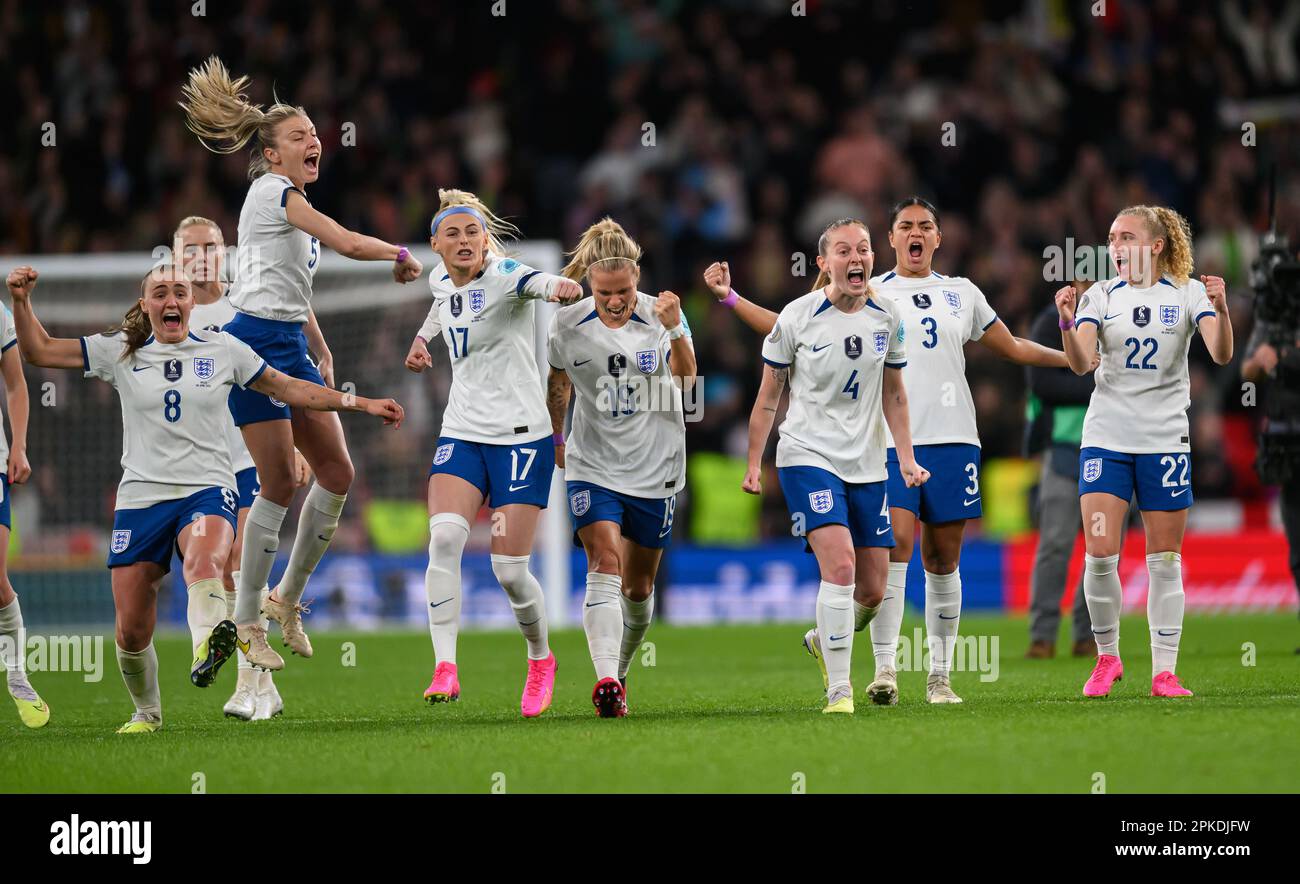 06 Apr 2023 - England v Brazil - Women’s Finalissima - Wembley Stadium  The England team watch on during the penalty shootout during the Women's Finalissima 2023 at Wembley as they beat Brazil 4-2 on penalties.   Rachel Daly, Keira Walsh, Lucy Bronze, Lea Williamson, Alex Greenwood, Jessica Carter, Georgia Stanway, Ella Toone, Lauren James, Alessia Russo, Lauren Hemp. Picture : Mark Pain / Alamy Live News Stock Photo