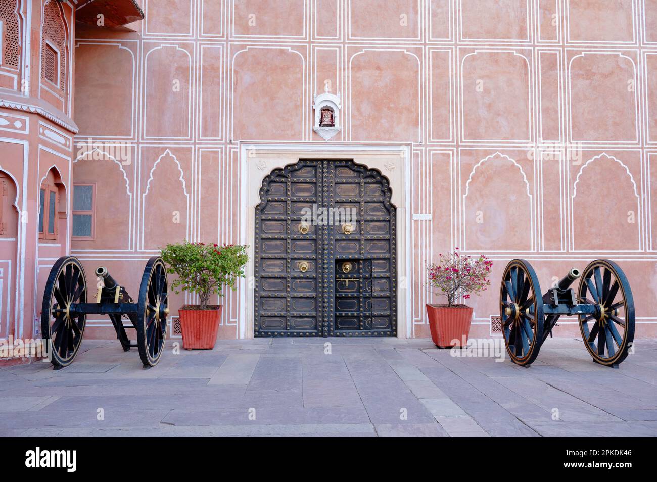 Old canons displayed at the Sarvato Bhadra Chowk, a single-storeyed, square, open hall with enclosed rooms at the four corners. City Palace, Jaipur, R Stock Photo