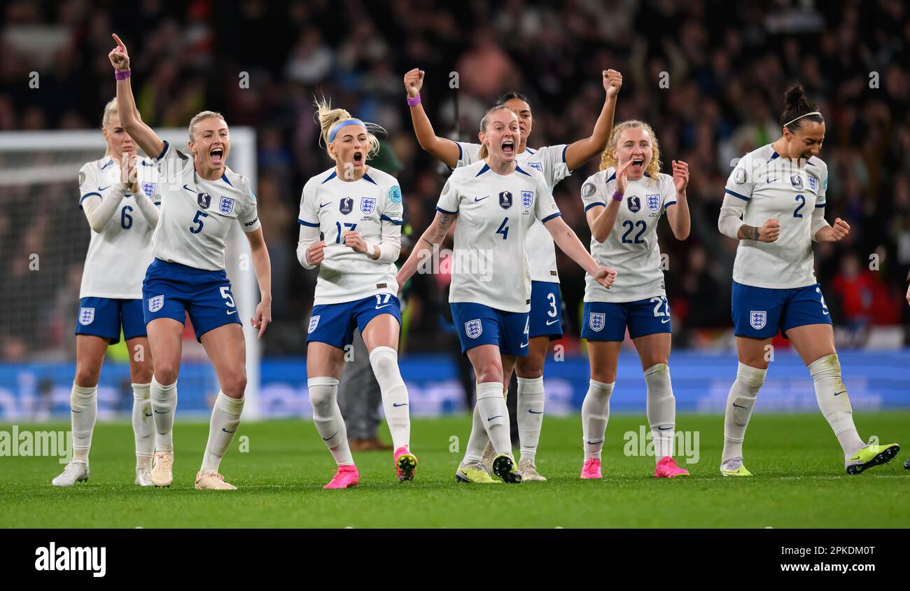 06 Apr 2023 - England v Brazil - Women’s Finalissima - Wembley Stadium  The England team watch on as Rachel Daly scores during the penalty shootout during the Women's Finalissima 2023 at Wembley as they beat Brazil 4-2 on penalties.  Rachel Daly, Keira Walsh, Lucy Bronze, Lea Williamson, Alex Greenwood, Jessica Carter, Georgia Stanway, Ella Toone, Lauren James, Alessia Russo, Lauren Hemp. Picture : Mark Pain / Alamy Live News Stock Photo