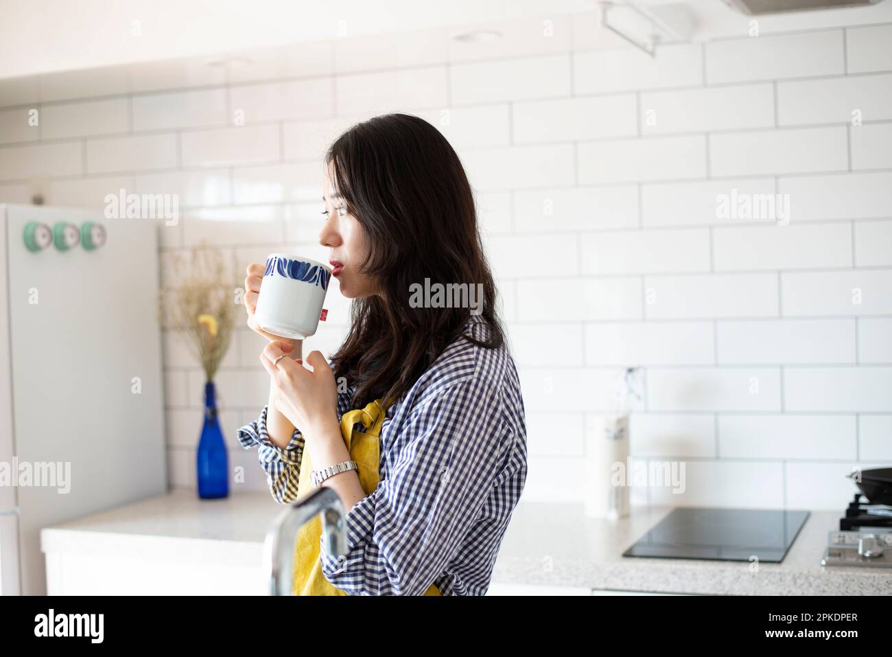Kitchen wearing apron hi-res stock photography and images - Alamy