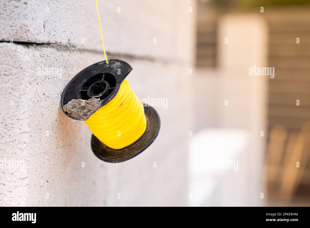 The yellow building thread is stretched when laying aerated concrete