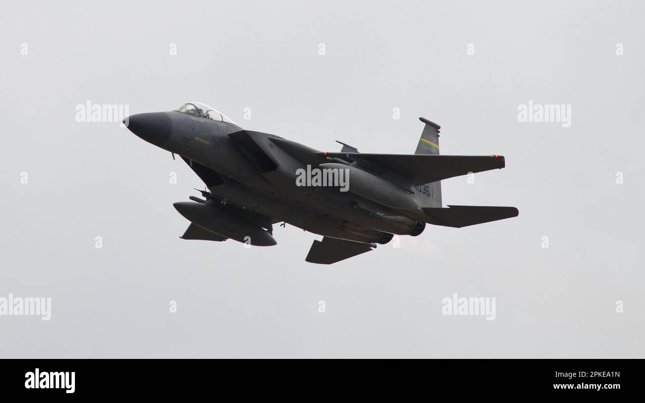 A military fighter jet flying in the sky Stock Photo - Alamy