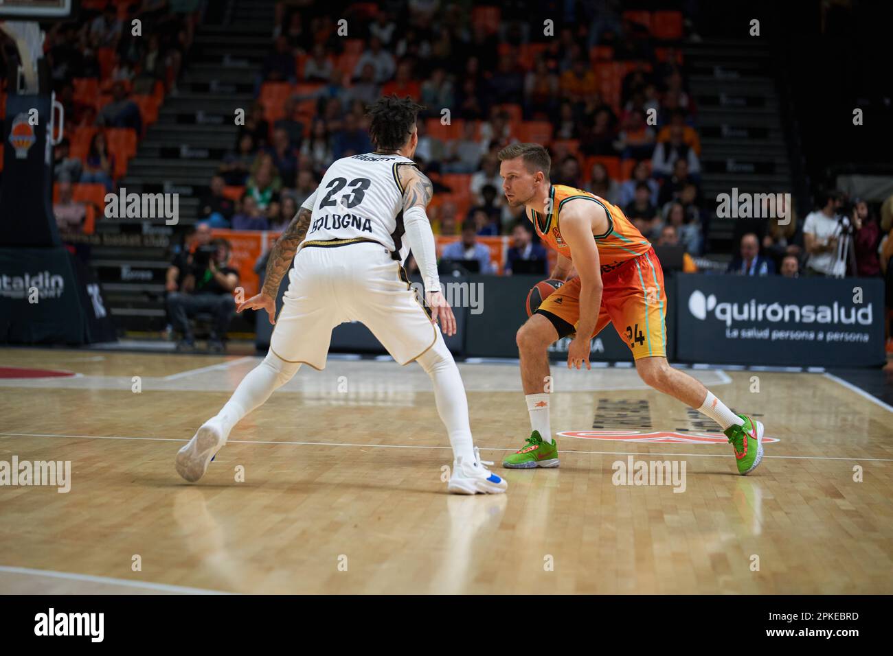 Daniel Hackett of Virtus Segafredo Bologna Roster (L) and Martin Hermannsson of Valencia basket (R) in action during the Turkish Airlines EuroLeague Regular Season Round 33 on April 6, 2023 at Fuente de San Luis Sport Hall in Valencia, Spain. Valencia Basket 79:68 Virtus Segafredo Bologna Roster (Photo by Vicente Vidal Fernandez/Sipa USA) Credit: Sipa USA/Alamy Live News Stock Photo