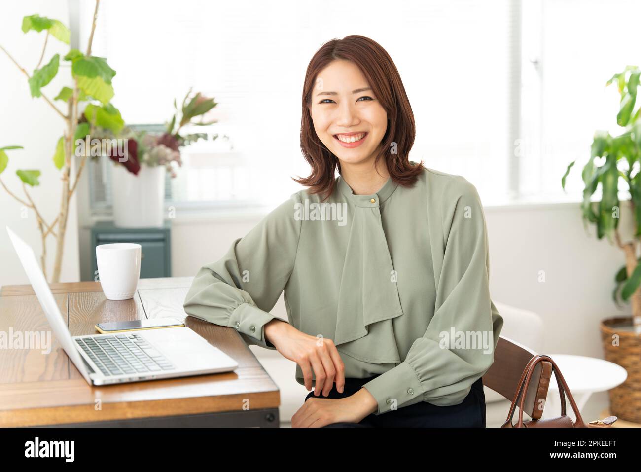Japanese woman in office hi-res stock photography and images - Alamy