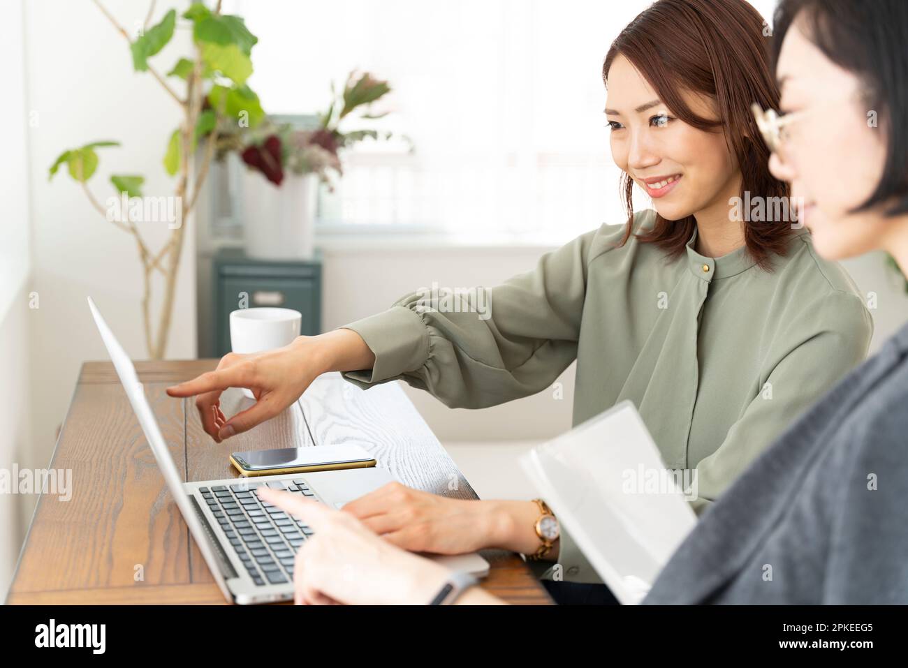 Japanese woman in office hi-res stock photography and images - Alamy