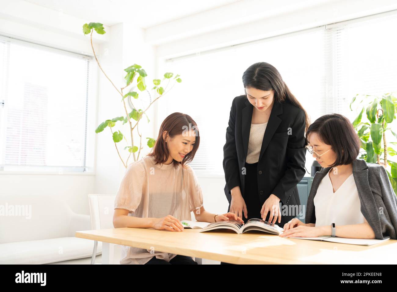 Women taking an English conversation class Stock Photo - Alamy