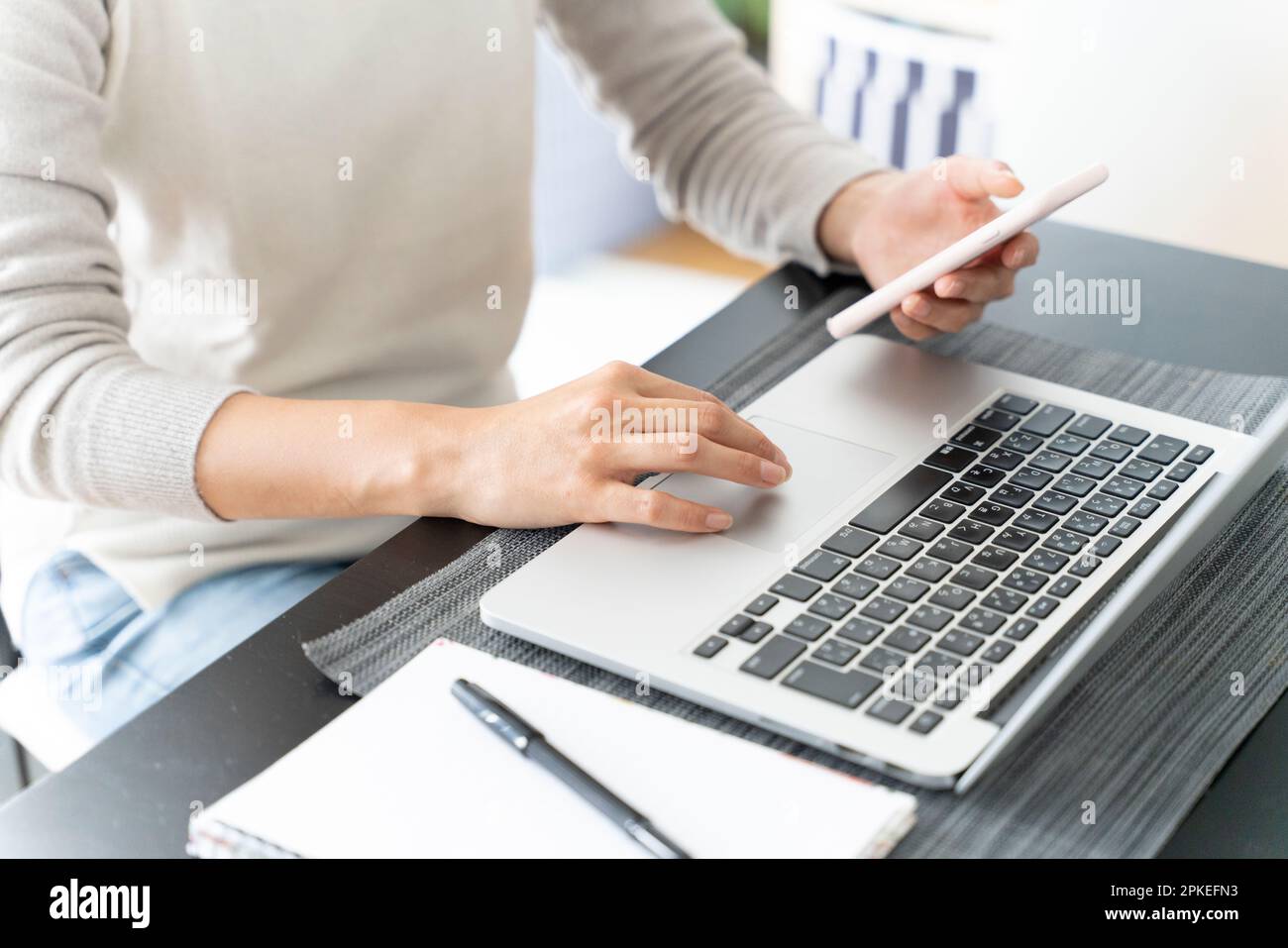 Hands looking at phone hi-res stock photography and images - Alamy