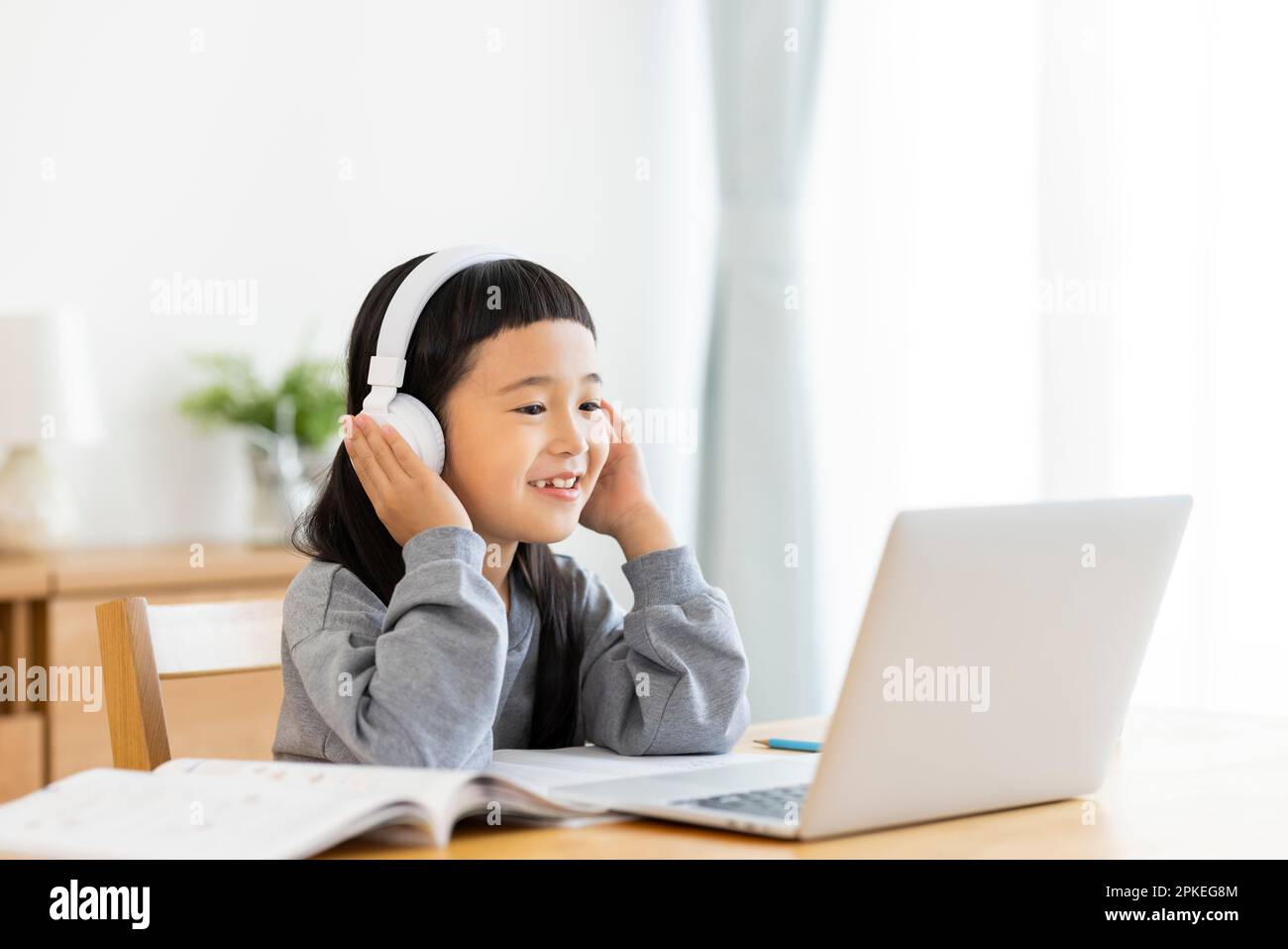 Girls learning online on the computer Stock Photo - Alamy