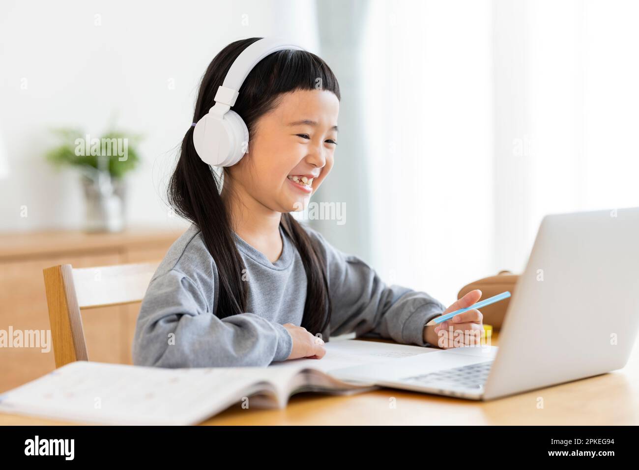 Girls learning online at the computer Stock Photo - Alamy