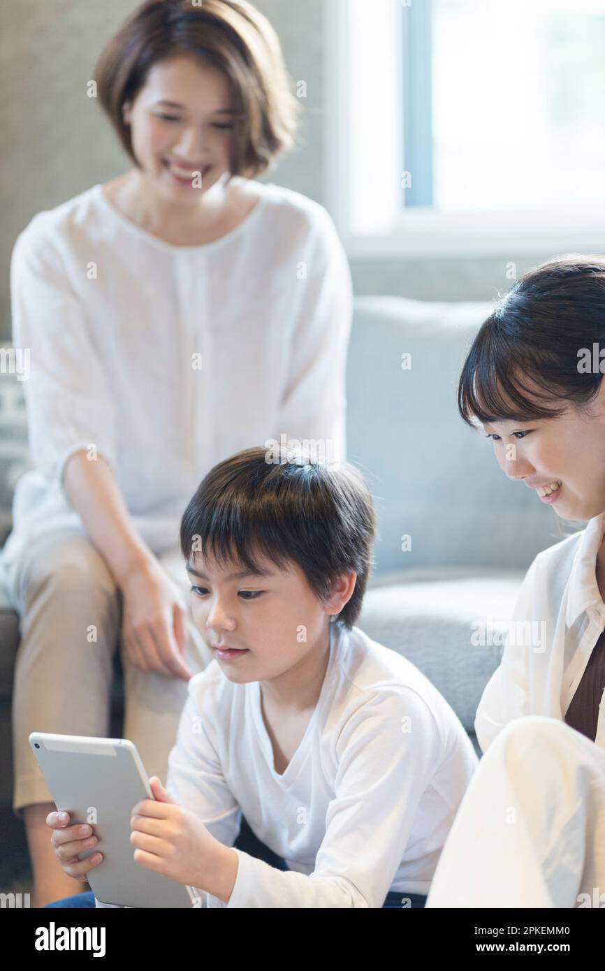 Girl watching video family hi-res stock photography and images - Alamy