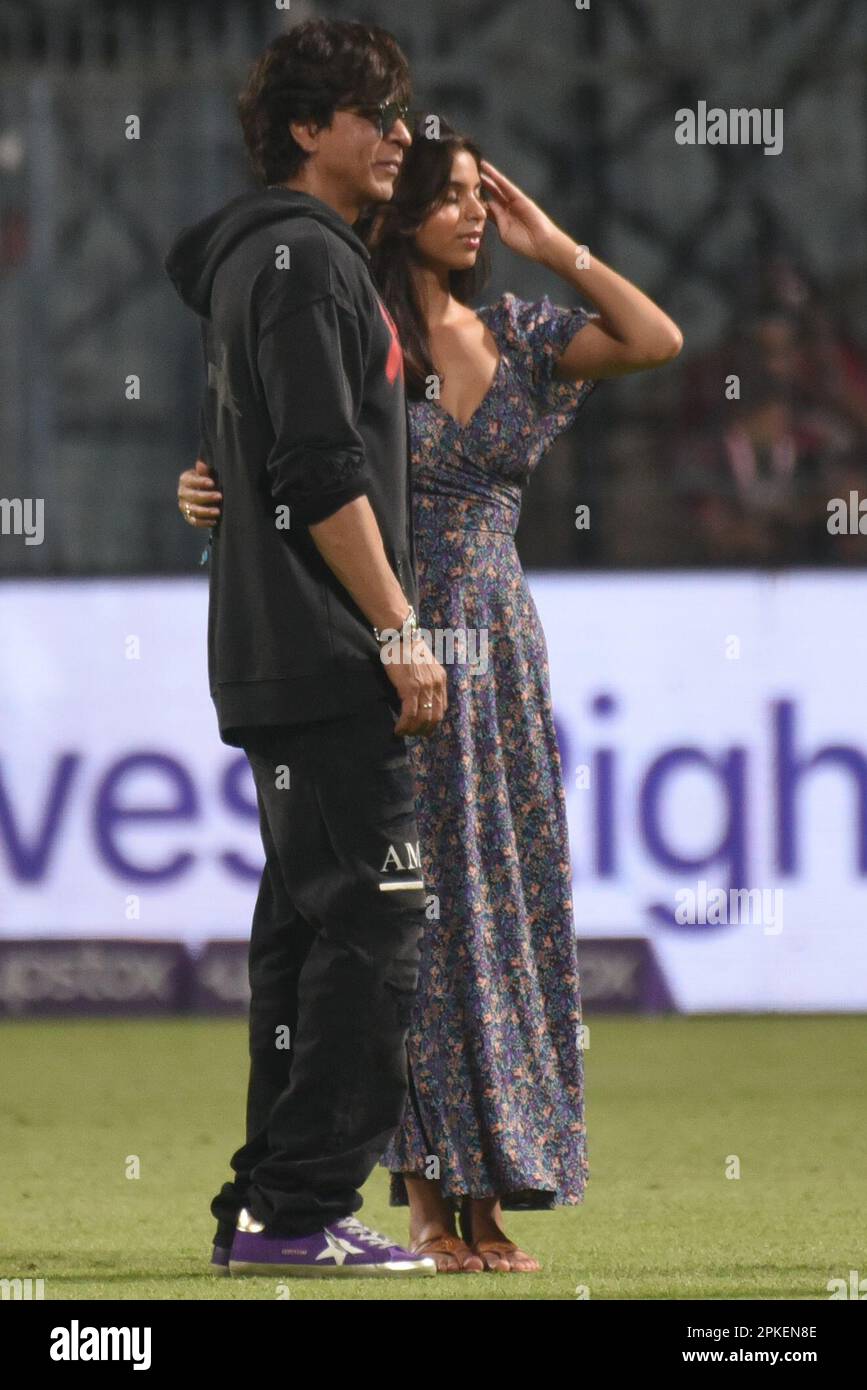 Kolkata, India. 06th Apr, 2023. Bollywood actor Shah Rukh Khan and his daughter Suhana Khan greets the spectators after his team Kolkata Knight Riders' won the Indian Premier League (IPL) cricket match against Royal Challengers Bangalore in Kolkata, India, Thursday, April 6, 2023. (Photo by Dipa Chakraborty/Pacific Press) Credit: Pacific Press Media Production Corp./Alamy Live News Stock Photo