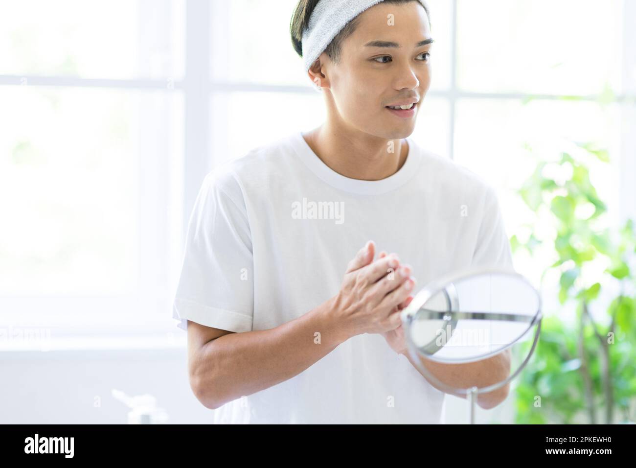 Man applying lotion Stock Photo Alamy