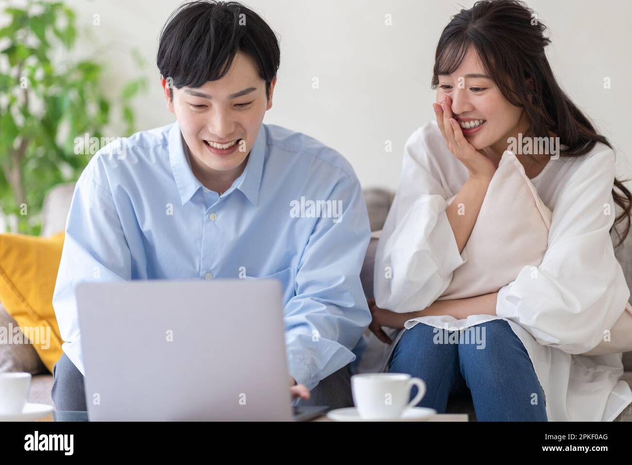 Men and women watching the laptop hi-res stock photography and images ...