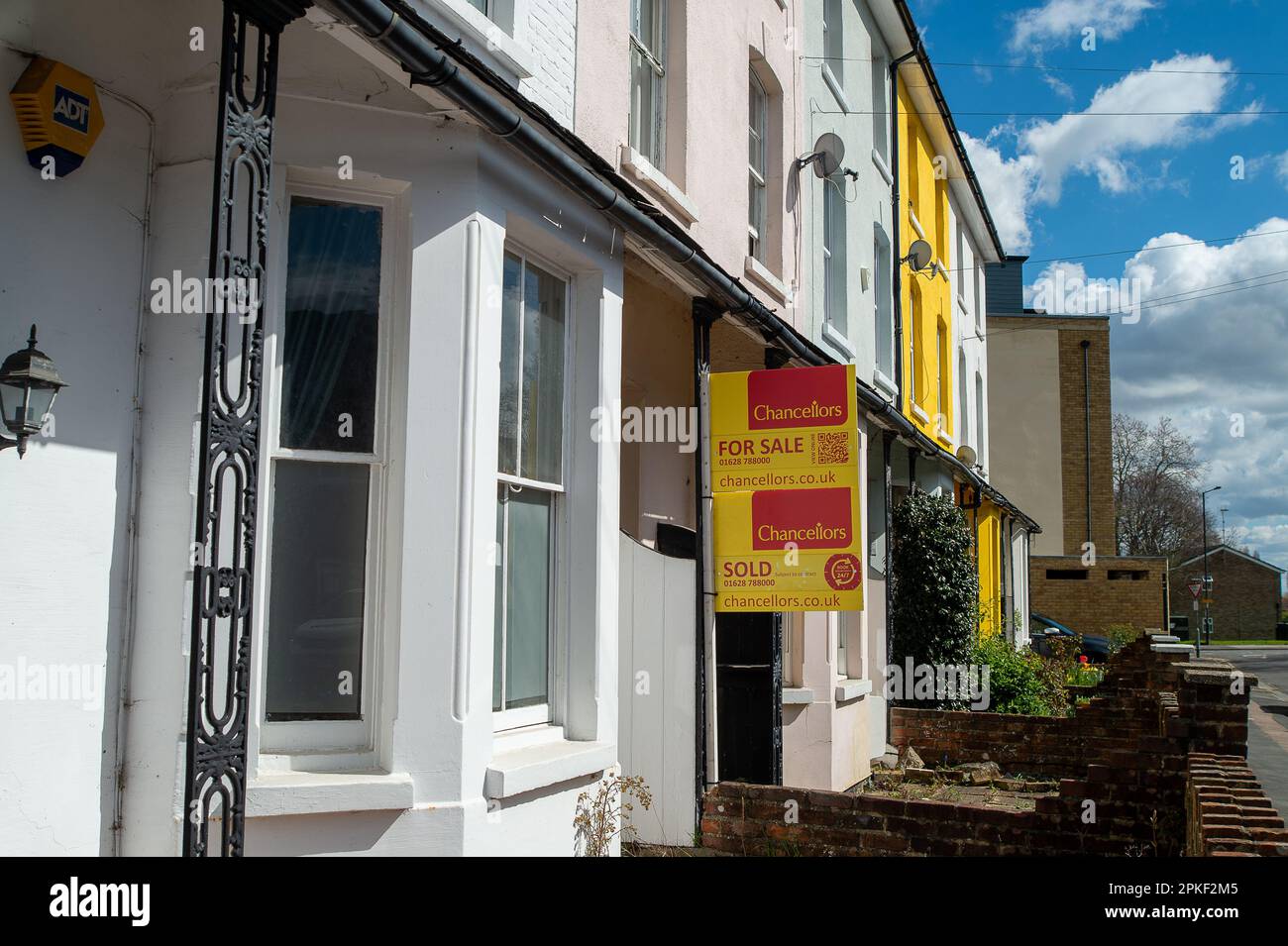 Halifax house for sale sign hires stock photography and images Alamy