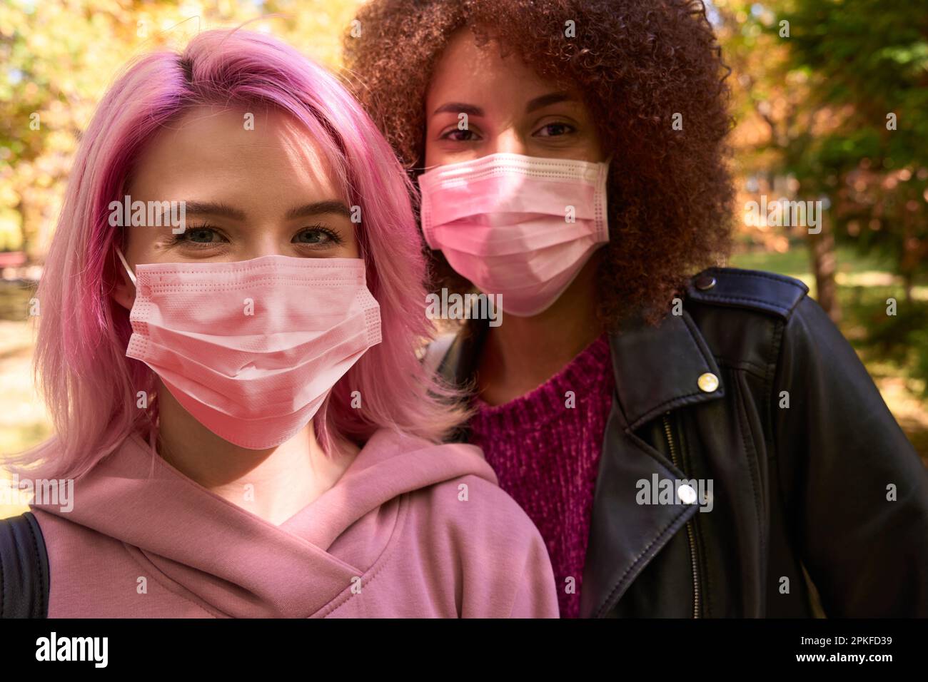 Women wearing face coverings hi-res stock photography and images - Alamy
