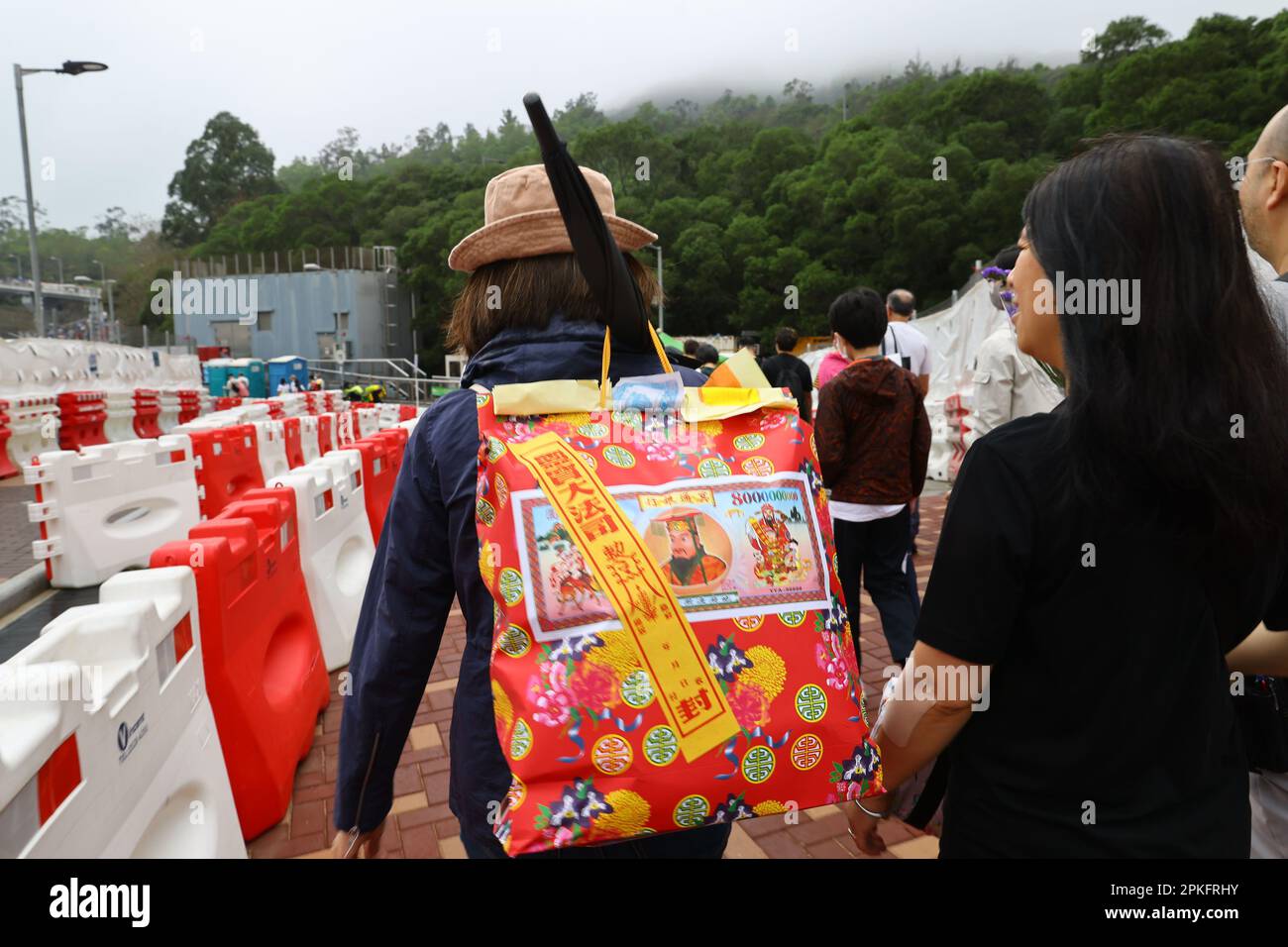 Grave sweeping on Ching Ming Festival at Junk Bay Chinese Permanent Cemetery, Tseung Kwan O.  05APR23.   SCMP/ Dickson Lee Stock Photo