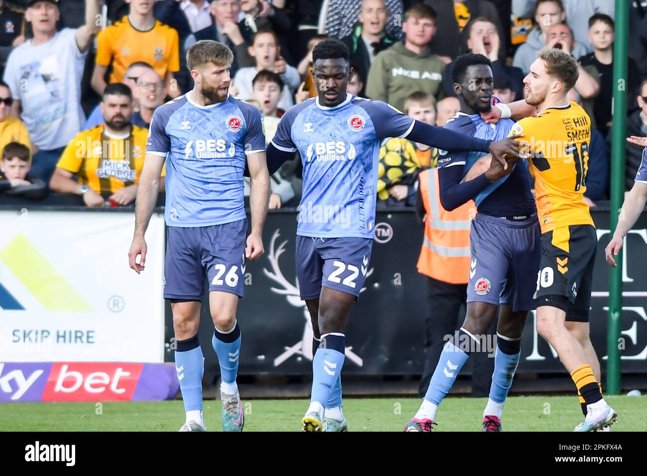 sam-smith-10-cambridge-united-tries-to-get-to-toto-nsiala-22