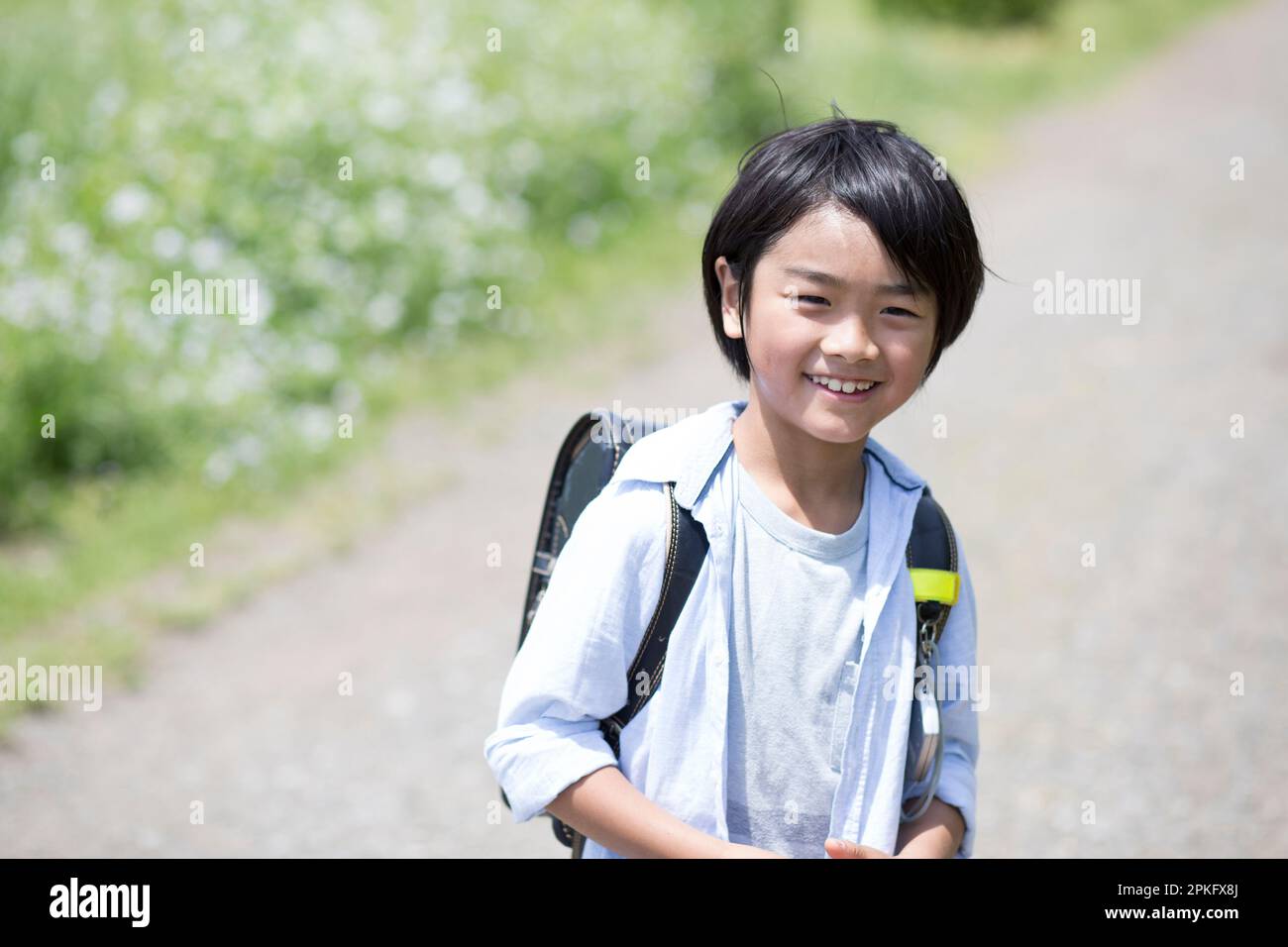 Boy walking with school bag on his back Stock Photo - Alamy