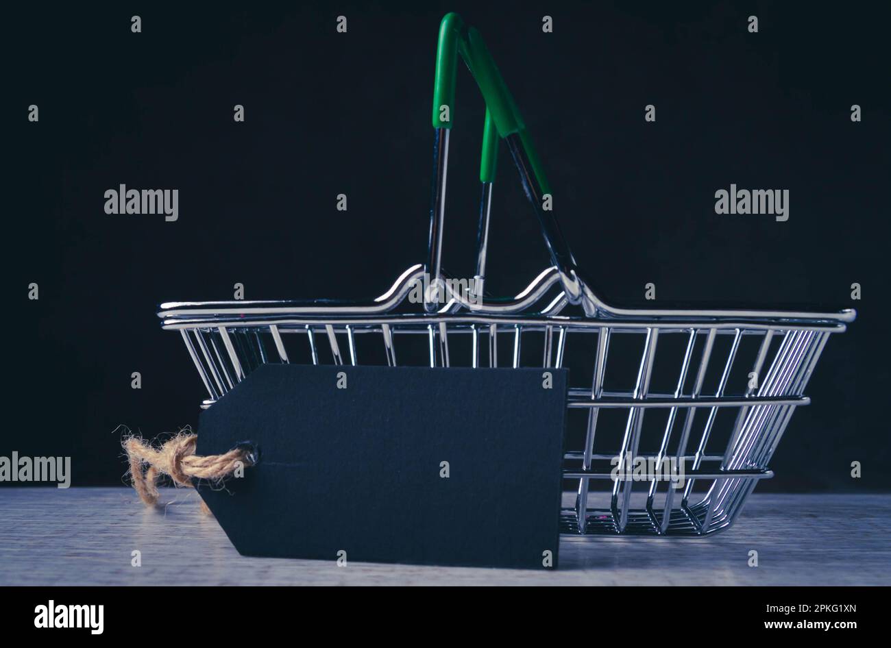 Shopping cart and empty price tag for inscription. The price of the ...