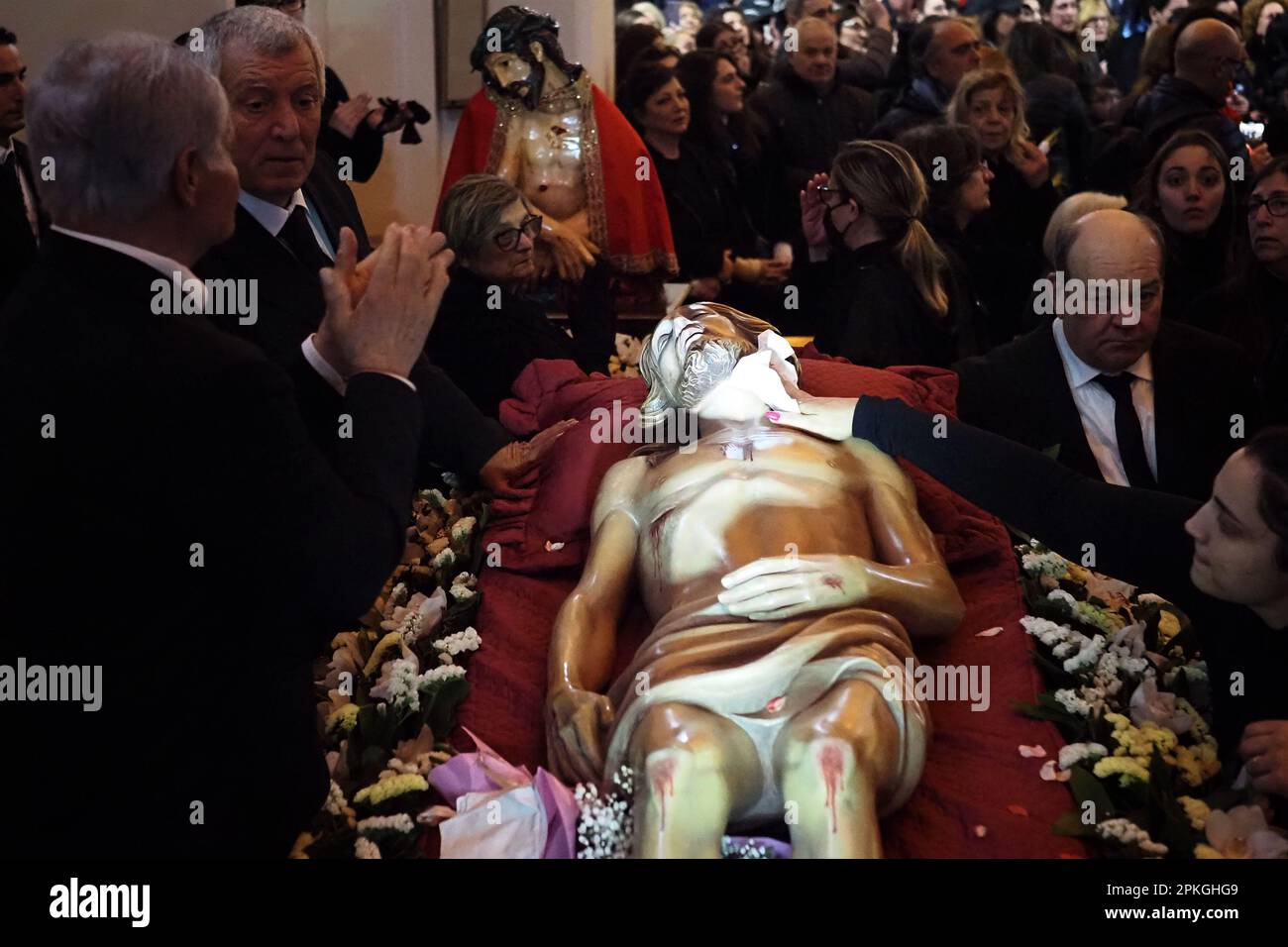 Maddaloni, Italy. 07th Apr, 2023. Woman passes a white kerchief over the face of the statue of the dead Jesus, during the Easter procession, which was held in the city of Maddaloni (CE). Credit: Vincenzo Izzo/Alamy Live News Stock Photo