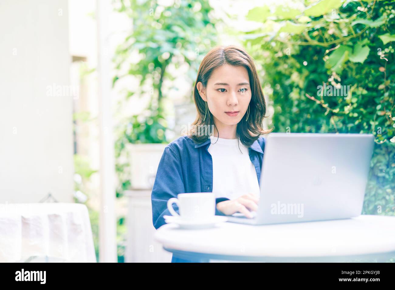 Woman operating a laptop outdoors Stock Photo