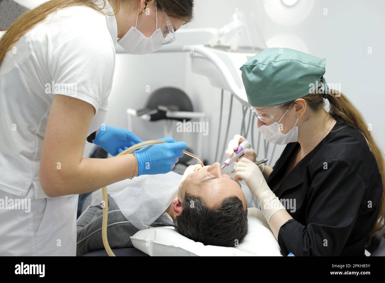 Pulling teeth tooth dentist hires stock photography and images Alamy