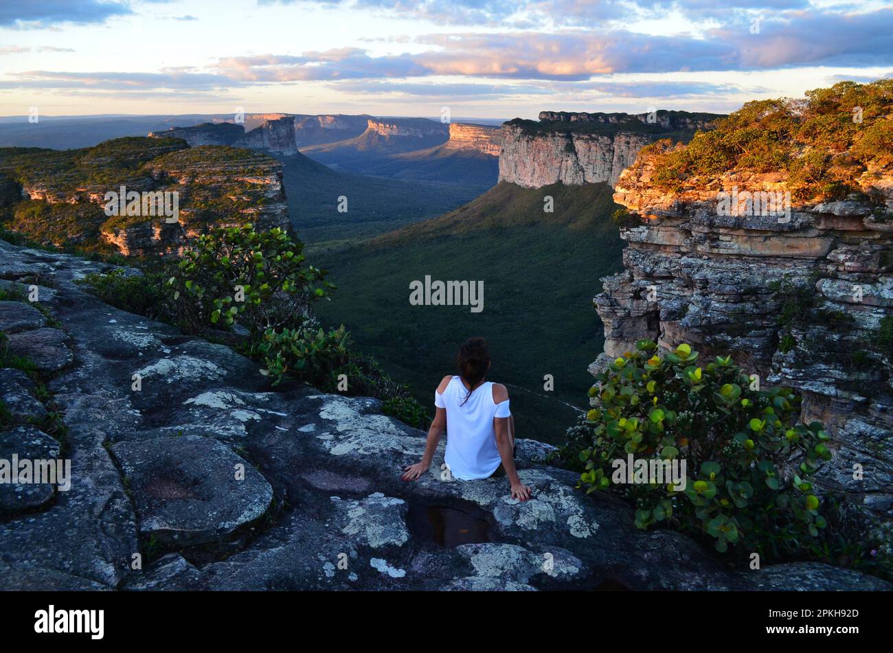 A sitting woman with an outstanding view at the Chapada Diamantina, Brazil Stock Photo