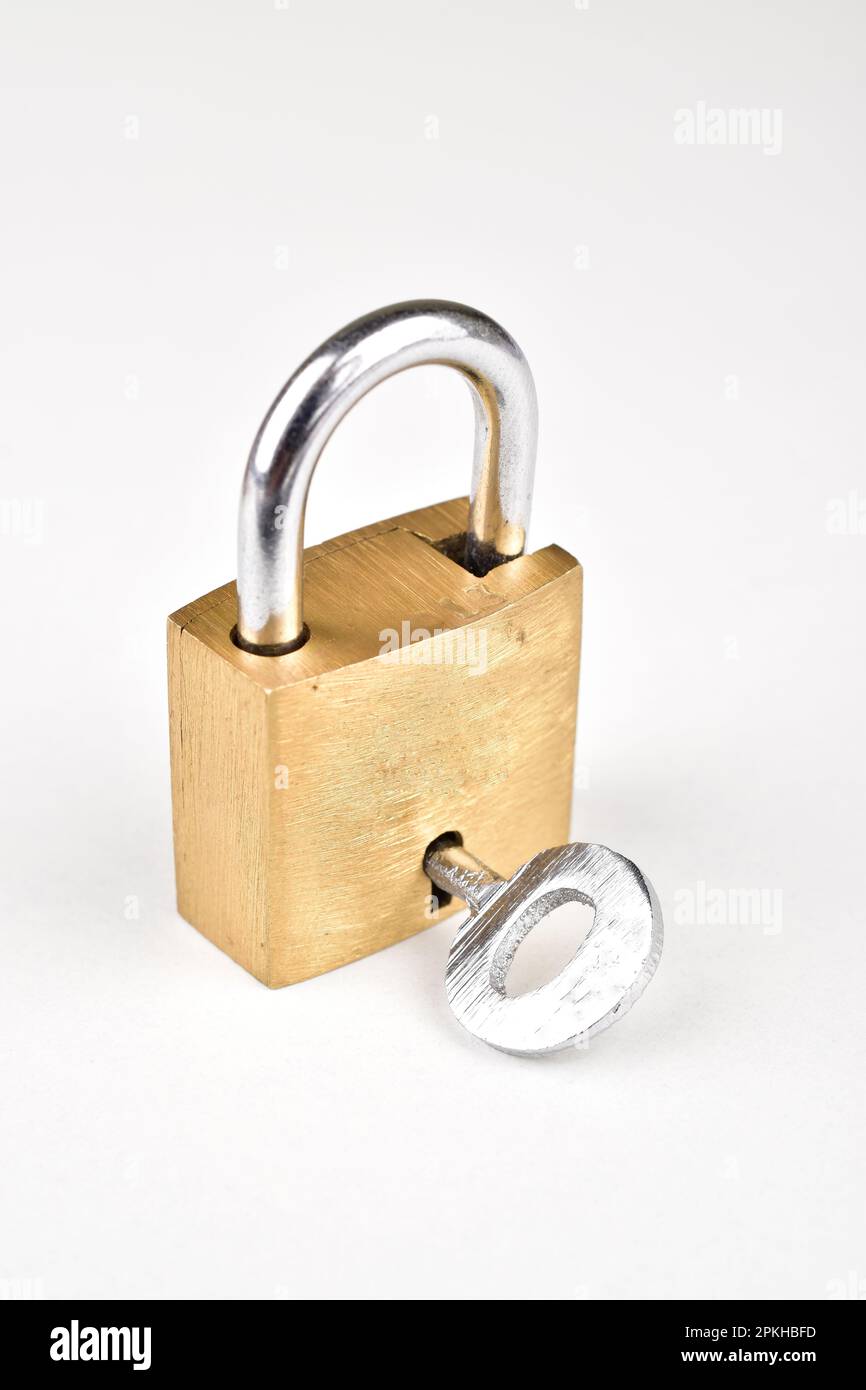 Custom Accessoies 2 Pack Pull-Apat Metal Key Chains