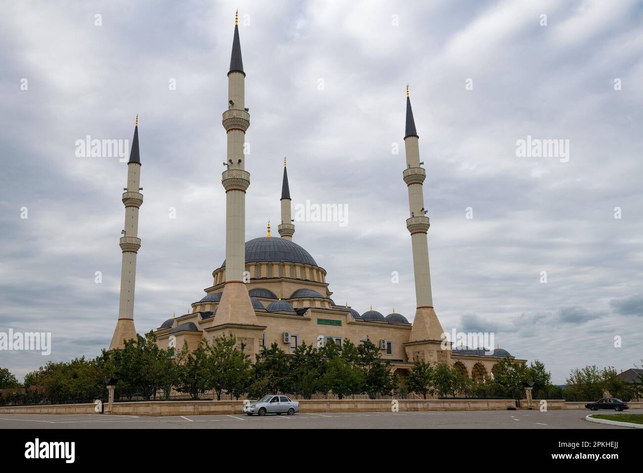 DZHALKA, RUSSIA - SEPTEMBER 28, 2021: View of the mosque named after Sultan Delimkhanov on a cloudy September day. Chechnya Stock Photo