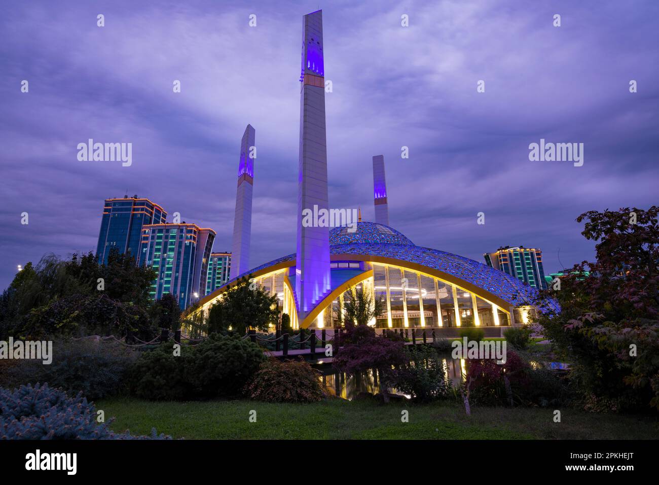 ARGUN, RUSSIA - SEPTEMBER 28, 2021: Mother's Heart Mosque (named after Aimani Kadyrova) in lilac September twilight. Chechen Republic Stock Photo