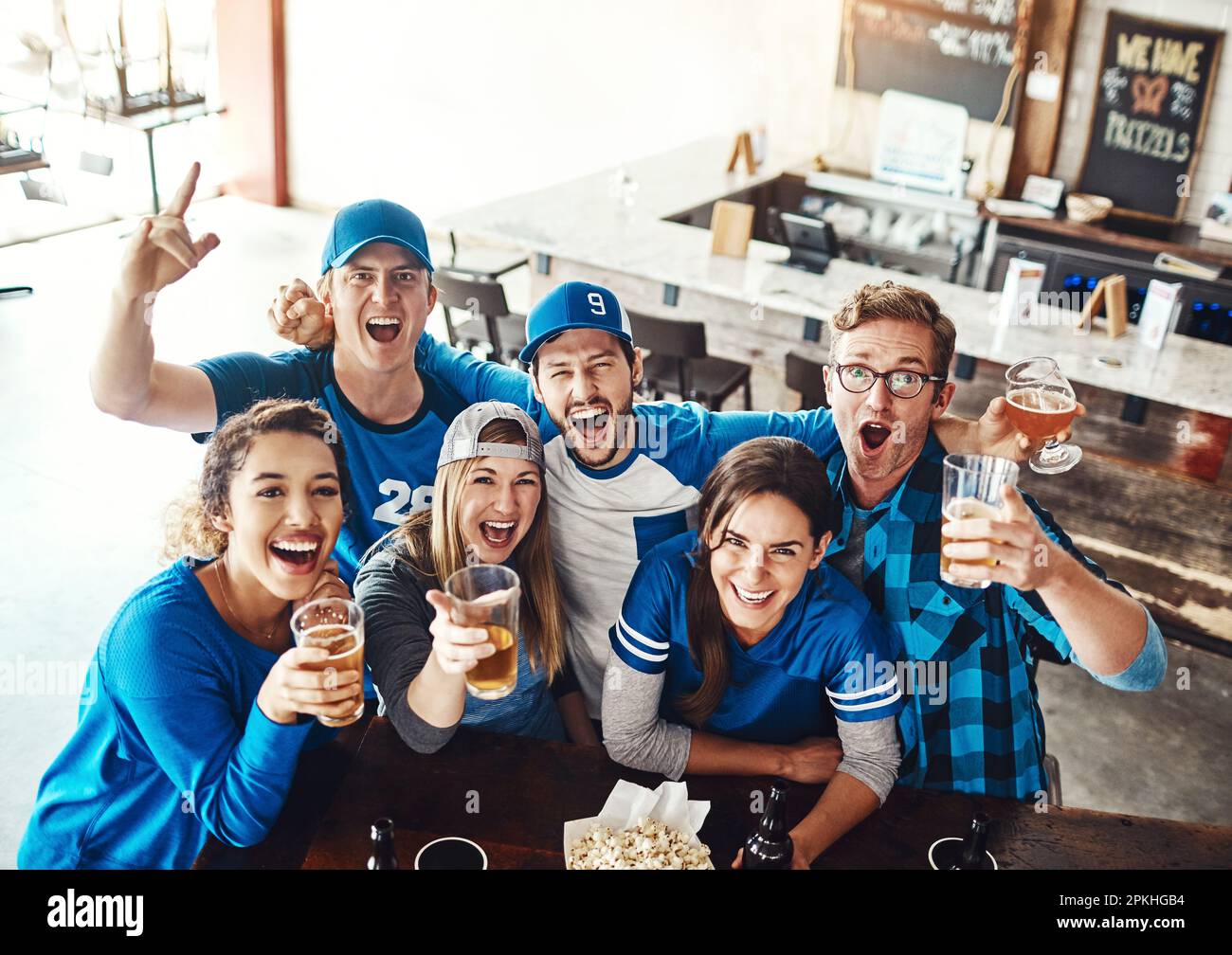 Pub friends cheering sports hi-res stock photography and images - Alamy