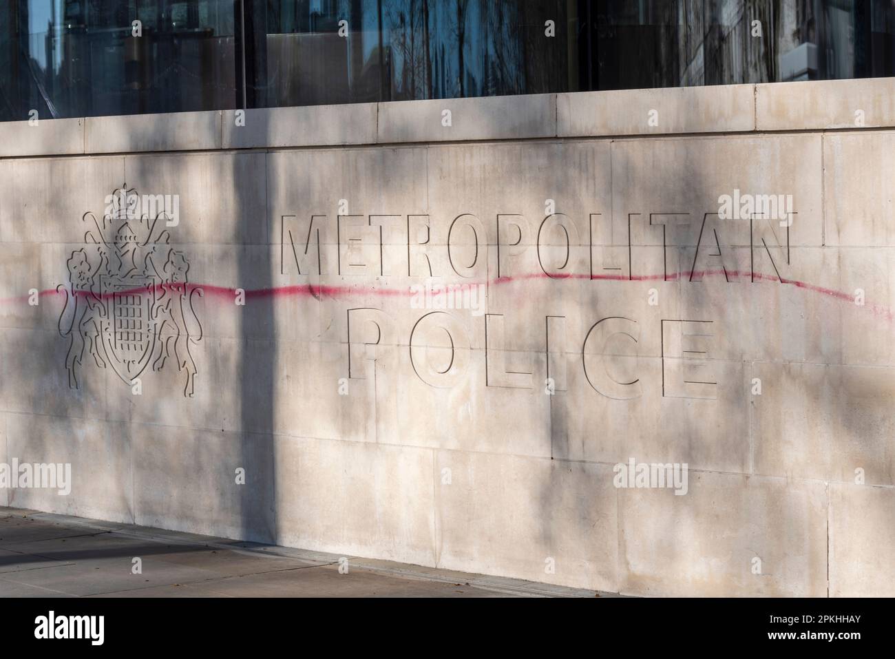 Victoria Embankment, Westminster, London, UK. 7th Apr, 2023. The New Scotland Yard headquarters of the Metropolitan Police in London has been vandalised with a red line of paint sprayed along its front wall Stock Photo