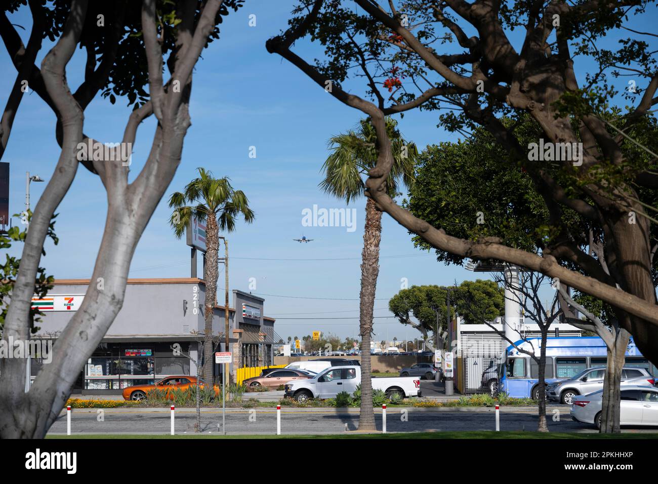 Los Angeles, California, USA. 7th Apr, 2023. Airline jetliners landing