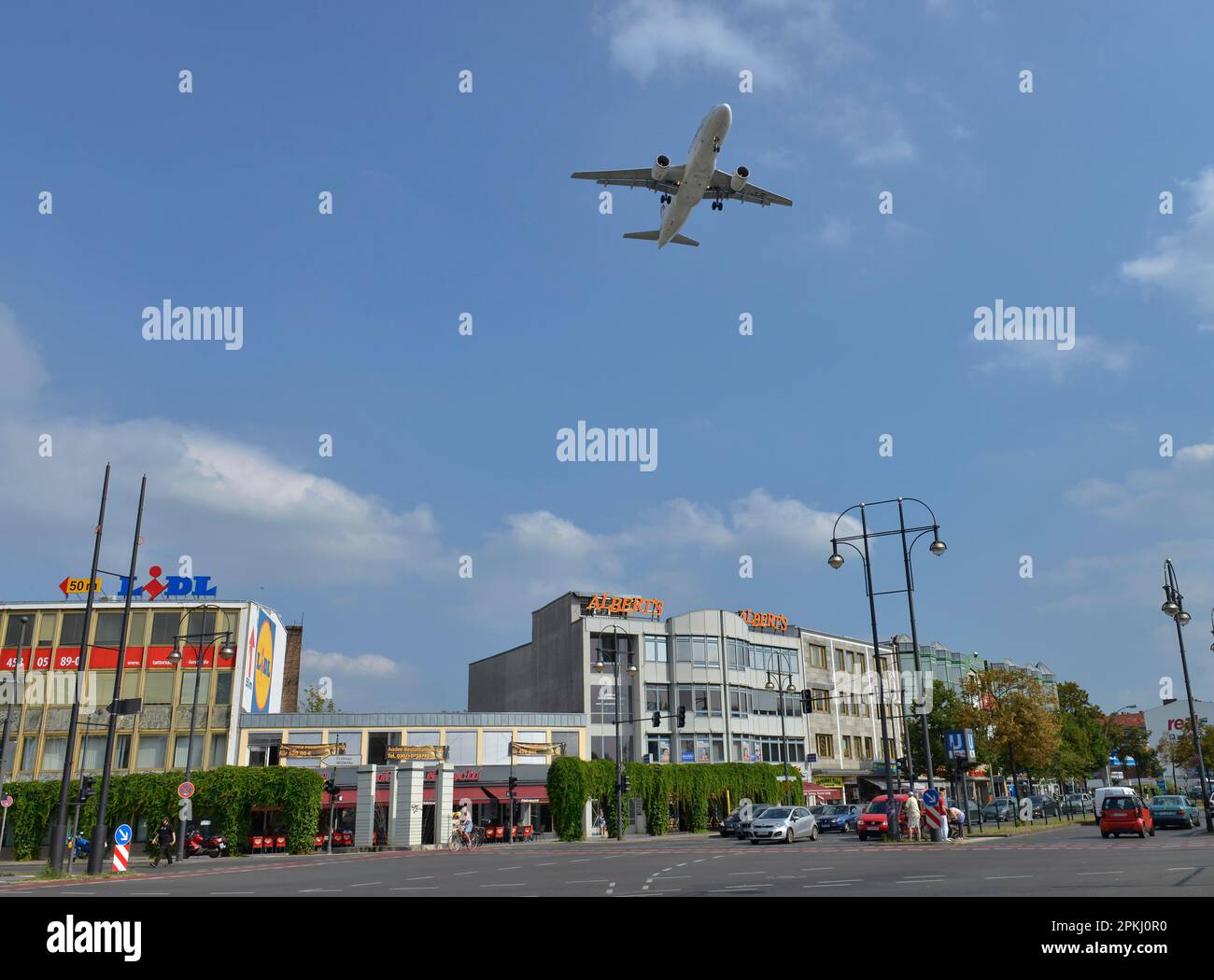 Aircraft, landing approach, Kurt-Schumacher-Platz, Tegel, Reinickendorf