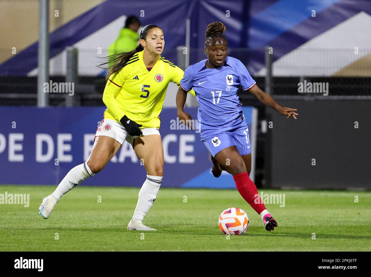 Clermont Ferrand, France. 07th Apr, 2023. Sandy Baltimore of France, Lorena Bedoya of Colombia (left) during the Women's Friendly football match between France and Colombia on April 7, 2023 at Stade Gabriel-Montpied in Clermont-Ferrand, France - Photo Jean Catuffe/DPPI Credit: DPPI Media/Alamy Live News Stock Photo