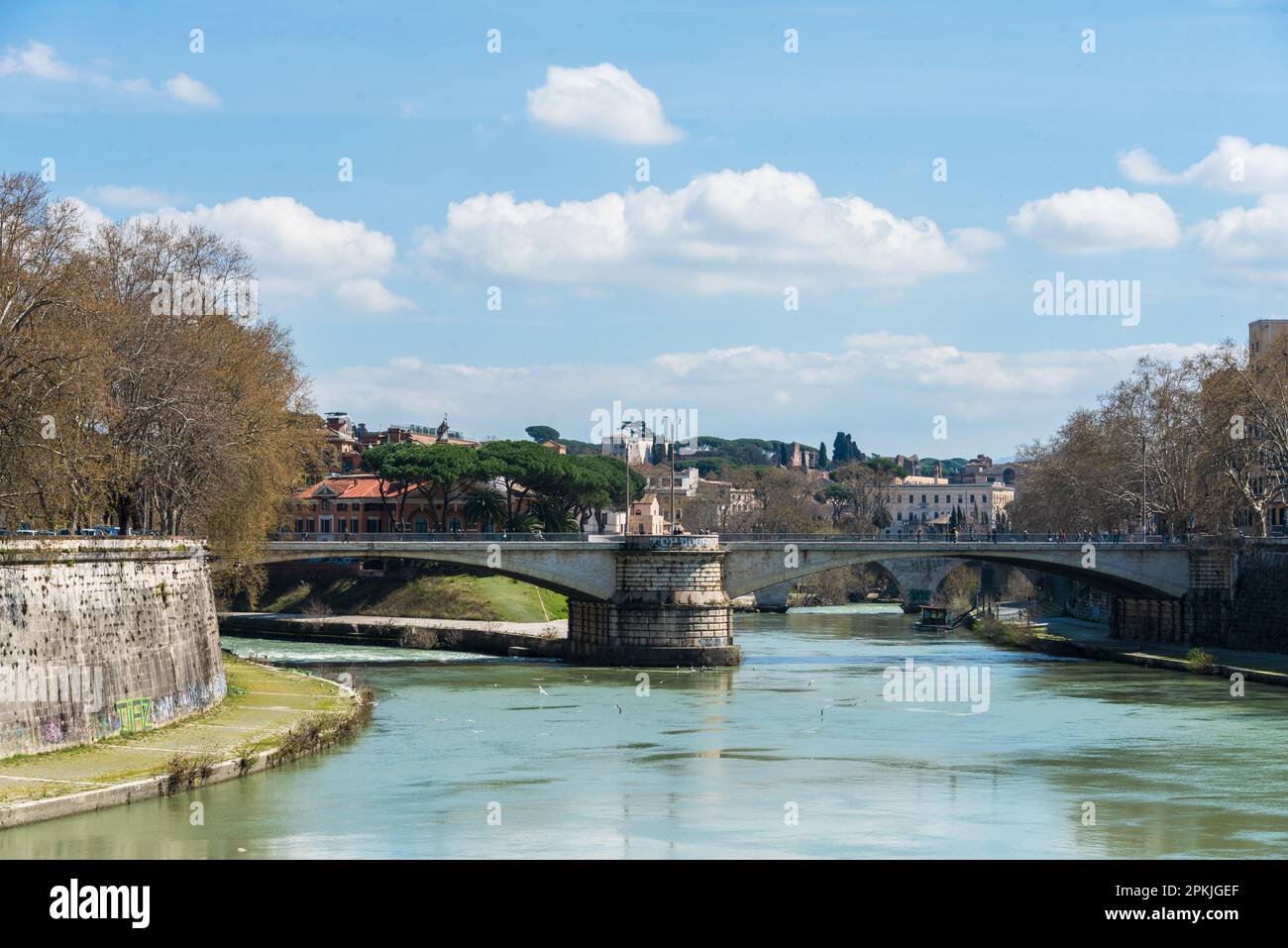 Rom, Italien, Apr. 2023 An der Ponte Garibaldi Teilt sich der Tiber und ...