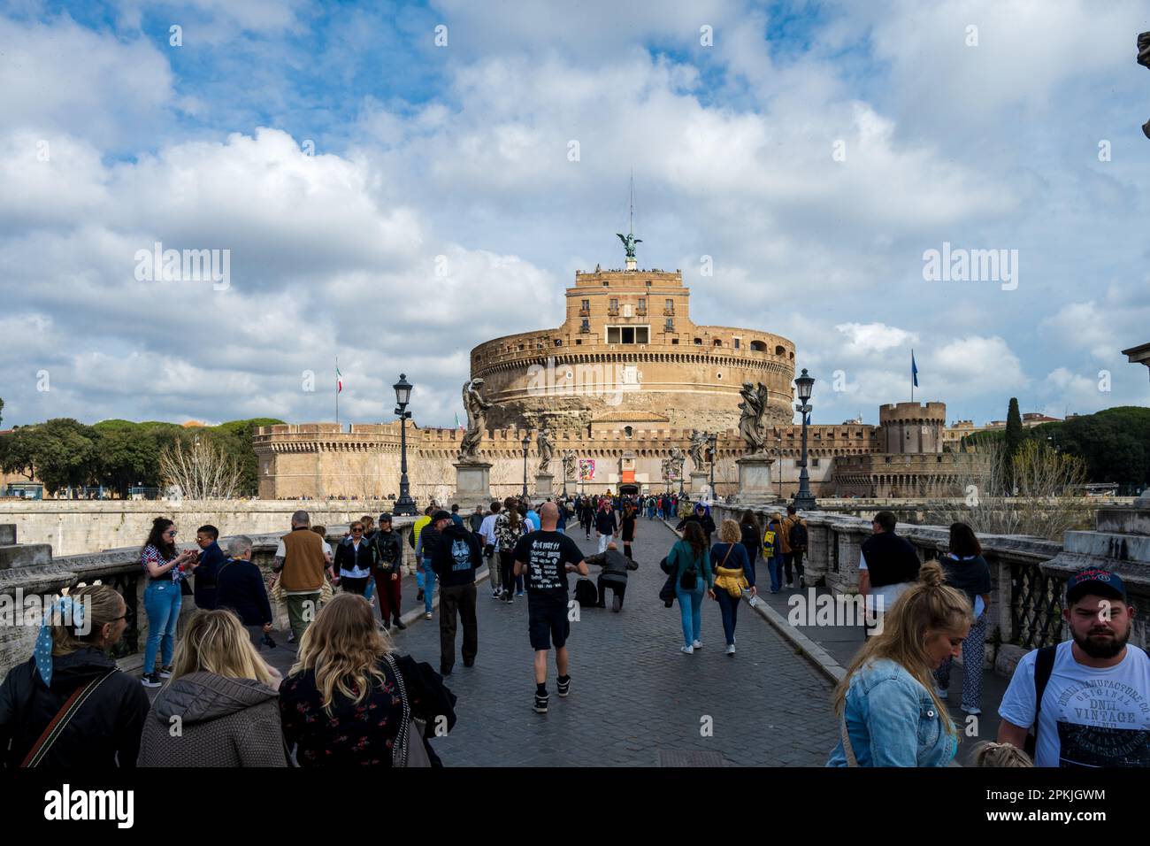 Rom, Italien, Apr. 2023 Über die Brücke Ponte sant Angelo kommt man direkt zu Eingang der Engelsburg im Hintergrund Stock Photo