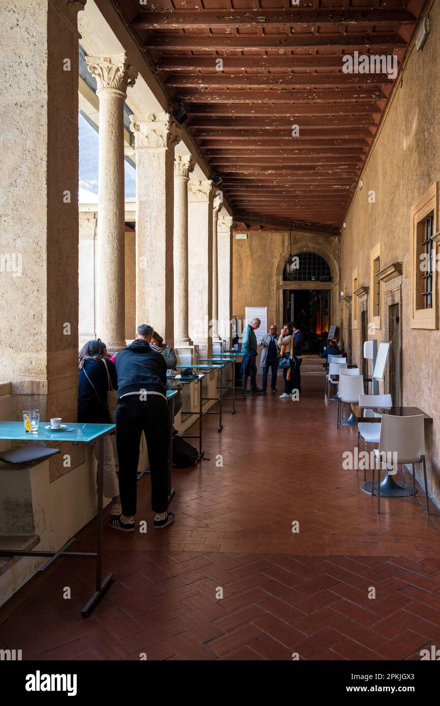Rom, Italien, Apr. 2023 Im ehemaligen Chiostro del Bramante heute eine Kunstausstellung mit einem Cafe im Kreuzang Stock Photo