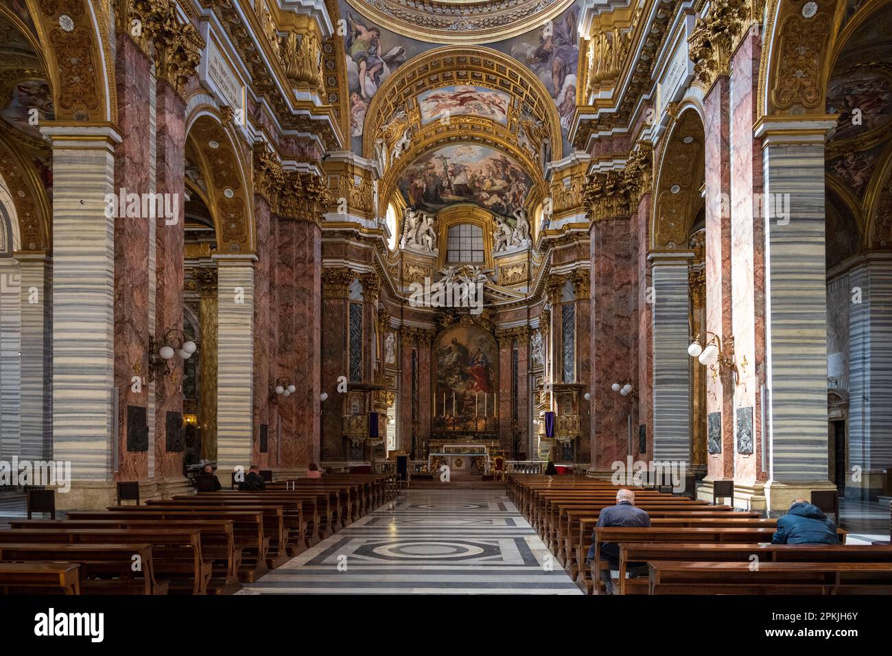 Rom, Italien, Apr. 2023 Innenaufnahme der Kirche Santi Ambrogio e Carlo in der Via del Corso Stock Photo