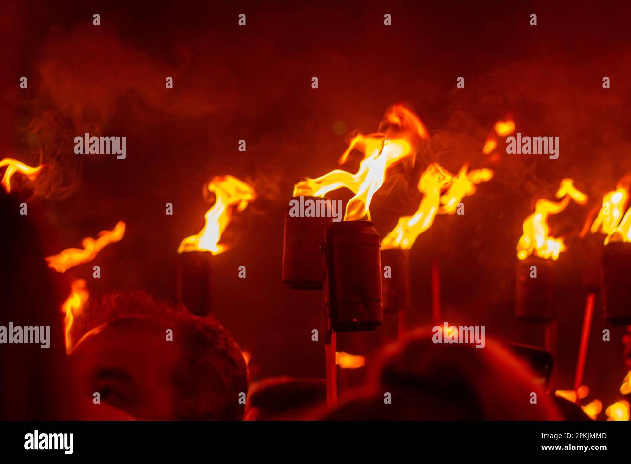 deux torches, deux torches allumées, feu vif d'une torche avec feu. 2020  2751559 Photo de stock chez Vecteezy