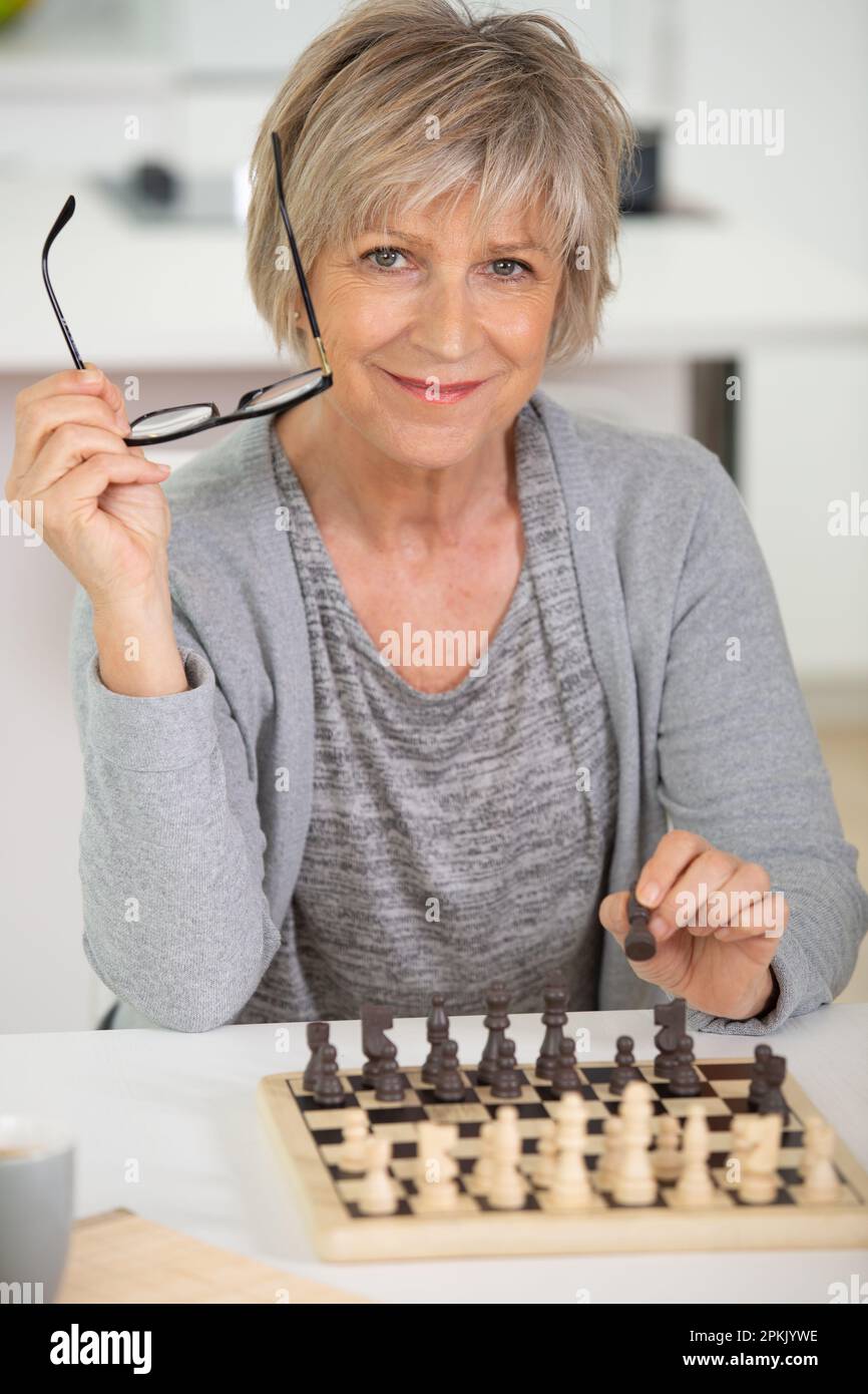 Two business women play chess hi-res stock photography and images - Alamy