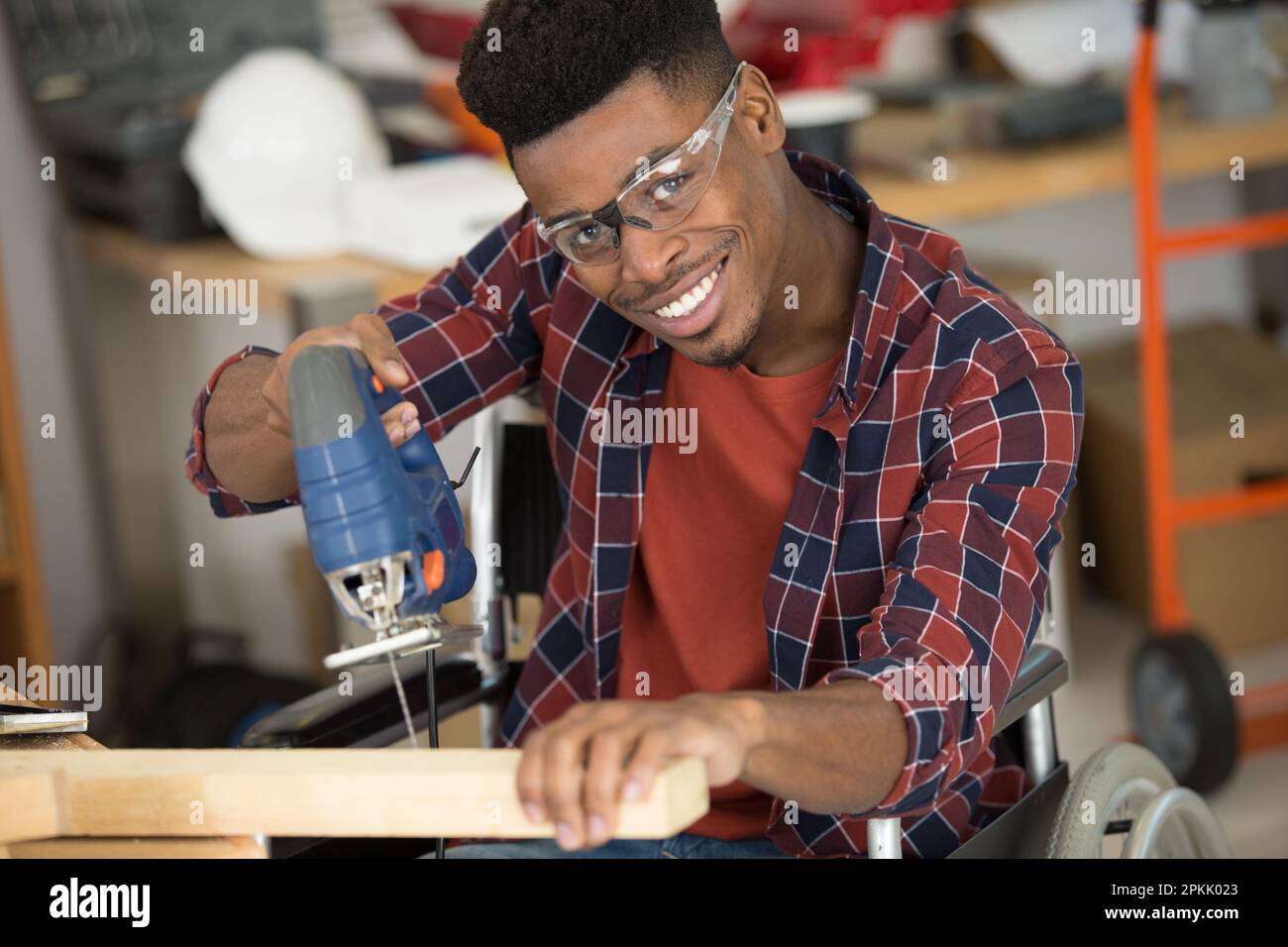 Man cuts wooden plank hi-res stock photography and images - Alamy