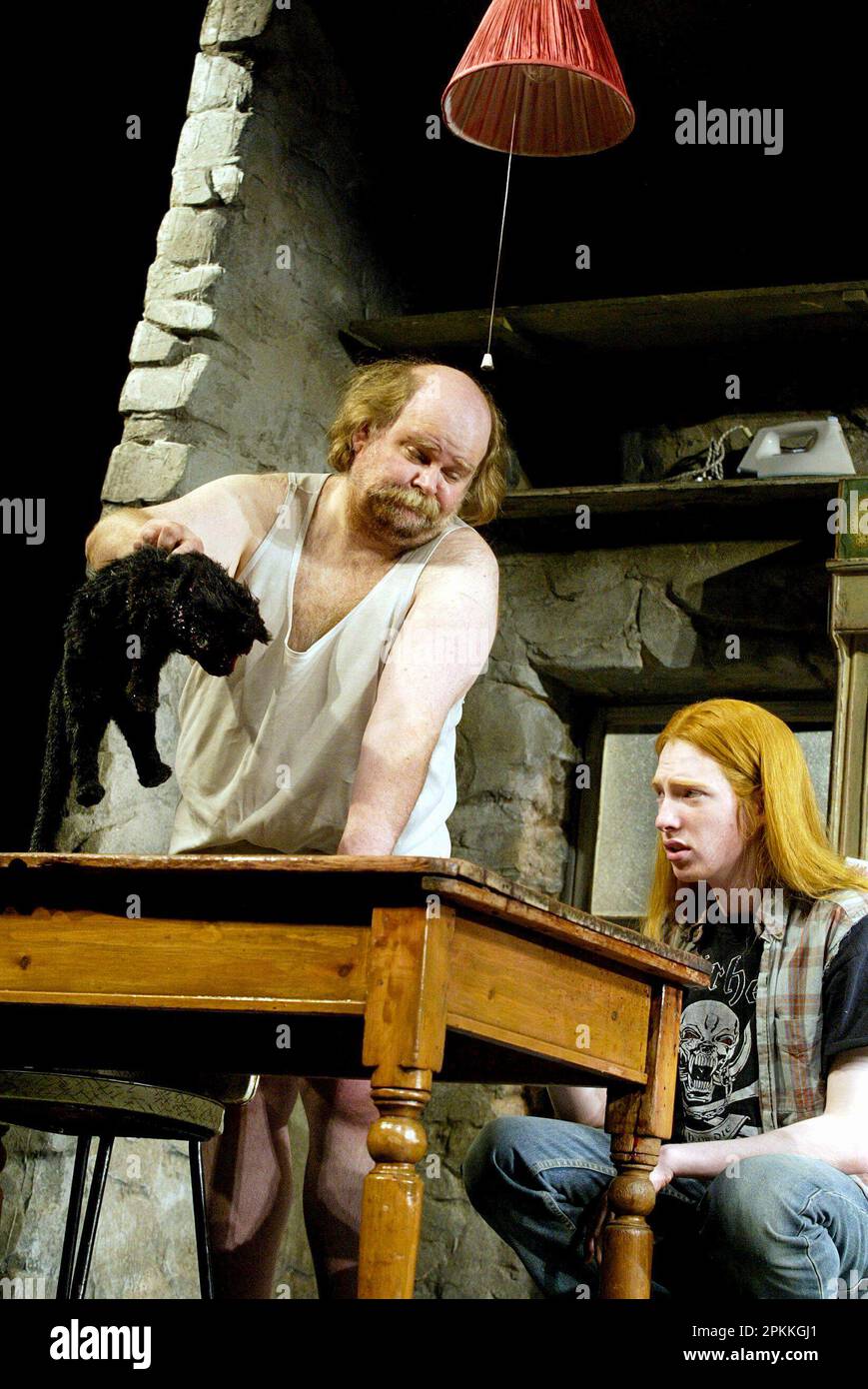 l-r: Trevor Cooper (Donny), Domhnall Gleeson (Davy) and the dead cat in THE LIEUTENANT OF INISHMORE by Martin McDonagh at the Royal Shakespeare Company (RSC), The Other Place, Stratford-upon-Avon, England  11/05/2001 design: Francis O'Connor  lighting: Tim Mitchell  director: Wilson Milam Stock Photo