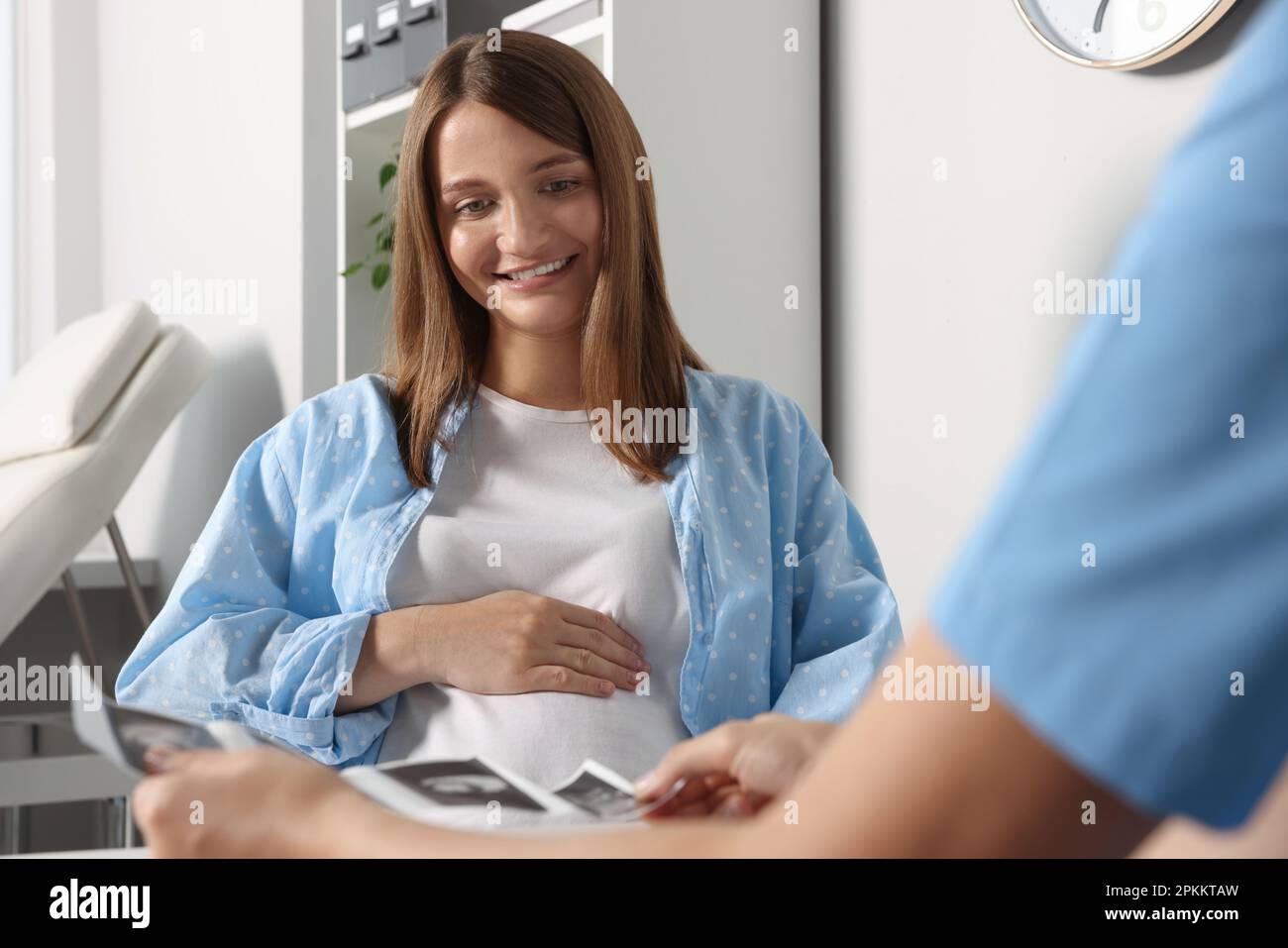 Pregnant woman having ultrasound hires stock photography and images